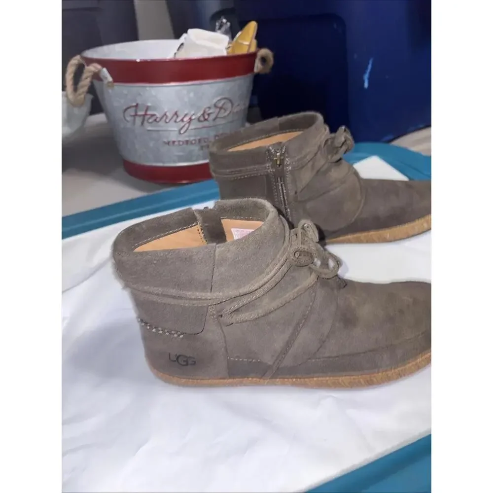 *Ugg Women's Reid‎ Moccasin Lace Up Suede Leather Booties Size 8 Olive Green